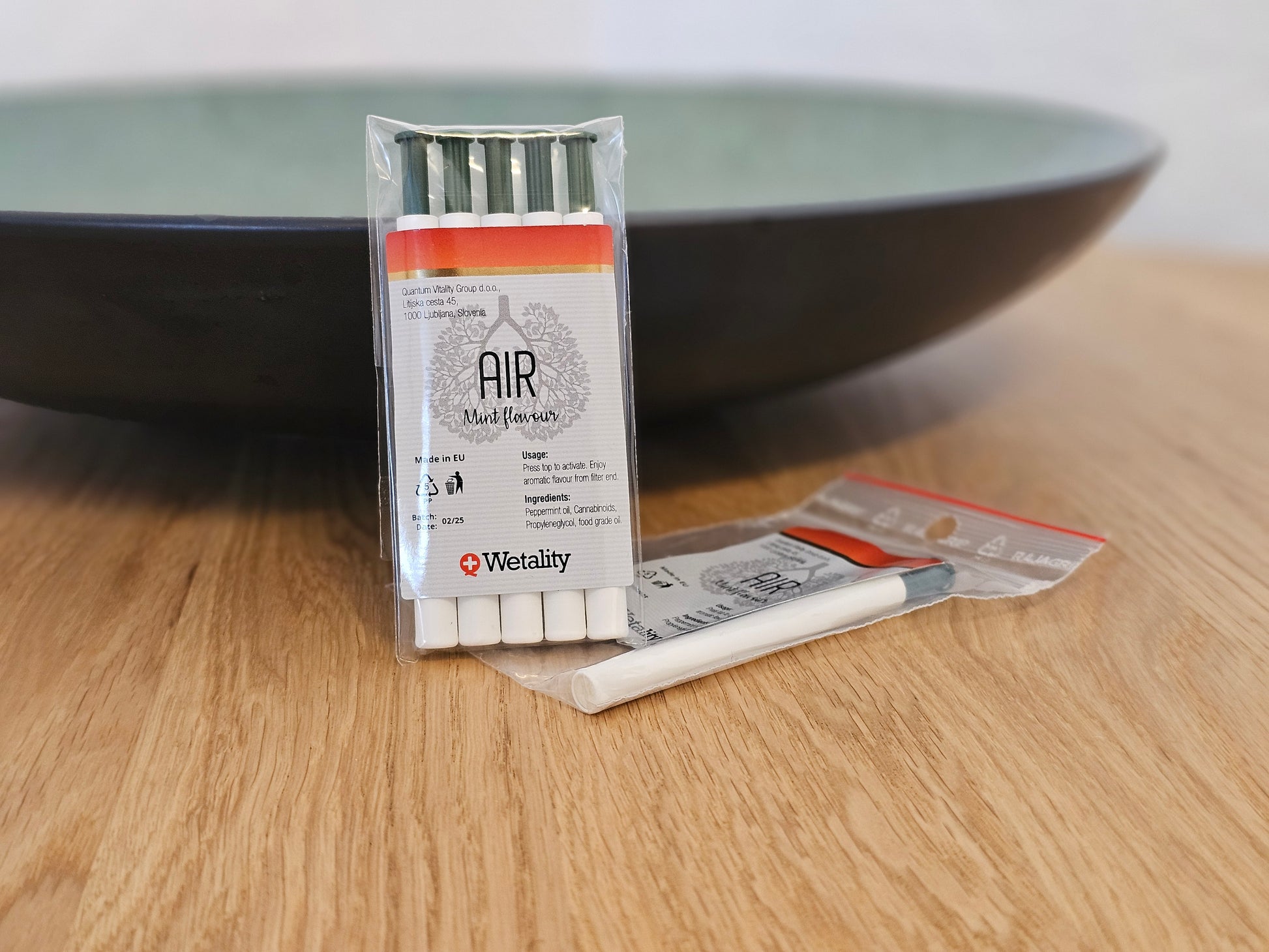 Wetality Air med mint smag. 5 pak der står fremvist på et bord.