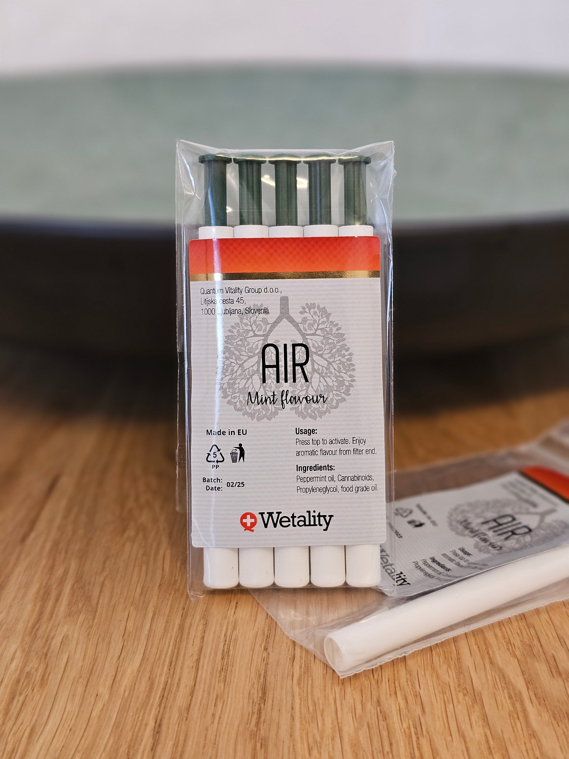 Wetality Air med mint smag. 5 pak der står fremvist på et bord, billedet er taget tæt på.