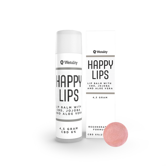 Wetality Happy Lips læbepomade med sart rosa farve.