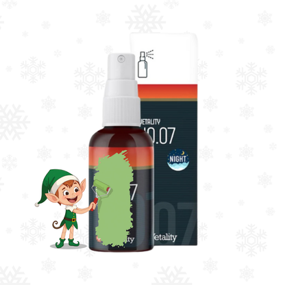 Et billed af en No. 07 Soveolie med snefnug på en hvid baggrund. Ved siden af sprayflasken står der en drillenisse i grønt tøj med et stort smil. Nissen har en malerrulle i hånden og er i gang med at male fronten af sprayflasken.