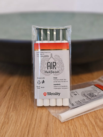 Wetality Air med mint smag. 5 pak der står fremvist på et bord, billedet er taget tæt på.